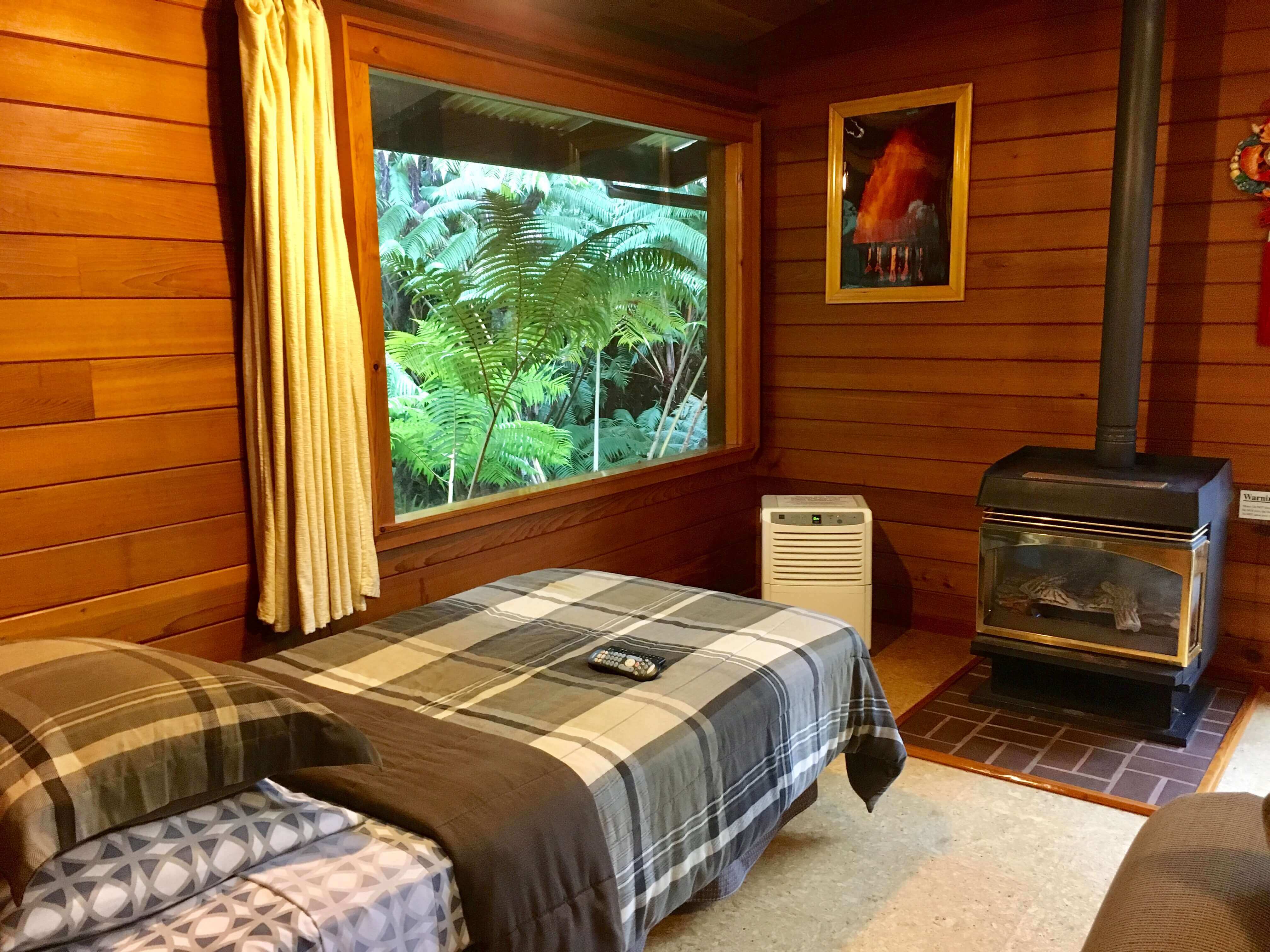 kilauea lodge - volcano inn - volcano window bed